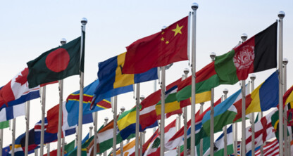 晴空之下，各国国旗在旗杆上迎风招展，彰显着这家专注于诉讼支持的国际律师事务所的全球影响力。