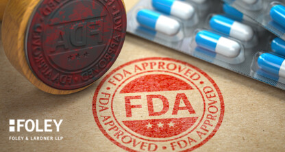 一张印有红色“FDA APPROVED”（美国食品药品监督管理局批准）字样的纸张、一枚标有“FDA”字样的木质印章，以及一盒蓝白相间的胶囊泡罩包装，这些物品体现了芝加哥律师提供的诉讼支持。角落处印有Foley &amp; Lardner LLP律师事务所的标志。