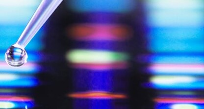 Una pipeta libera una gota frente a un fondo difuminado en el que se ven bandas de coloridas en una electroforesis en gel de ADN, lo que pone de relieve la precisión que a menudo se requiere en el apoyo procesal para los abogados de Chicago.