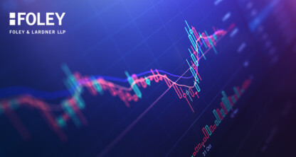 Pantalla digital en la que se muestra un gráfico financiero multicolor con líneas oscilantes y gráficos de barras, que destaca la experiencia de Foley &amp; Lardner LLP como bufete especializado en derecho mercantil. El logotipo de Foley &amp; Lardner LLP aparece en la esquina superior izquierda.