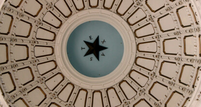 穹顶天花板的内部视图：中央饰有星形图案，周围环绕着“TEXAS”字样，并以精美的建筑纹样为衬托——这是一个极具灵感的空间，适合用作律师事务所或诉讼支持办公场所。