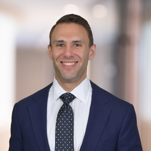 约书亚·拉巴特的半身照。