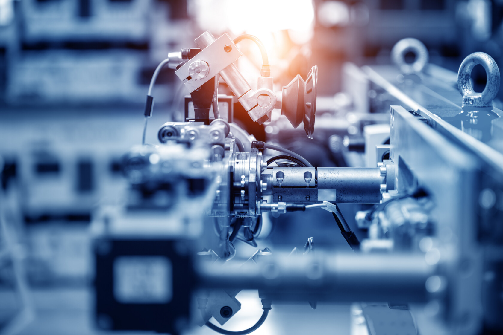 La inteligencia artificial está pasando rápidamente de la fase experimental a su implantación en el mundo real en los sectores de la fabricación y las cadenas de suministro. A medida que las empresas aprovechan la IA para la planificación de la producción, las compras, la logística, el mantenimiento predictivo y la toma de decisiones operativas, el panorama jurídico y normativo evoluciona con la misma rapidez. Las reflexiones de Vanessa Miller, R.J. McVeigh y Daniel Wuhrmann, de reuschlaw, ponen de relieve los retos a los que se enfrentan las organizaciones a la hora de abordar la adopción de la IA tanto en Estados Unidos como en Europa.